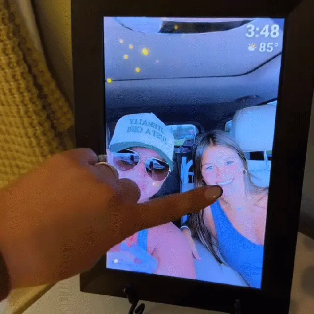 Share photos instantly through WiFi